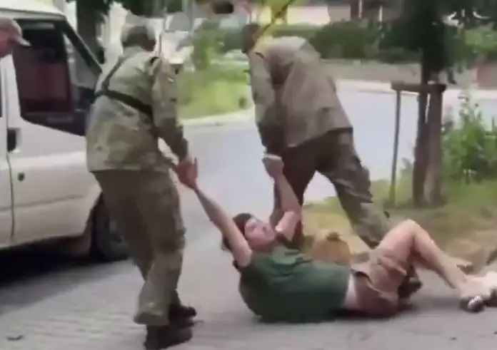 Busification: Βίαιη στρατολόγηση στην Ουκρανία – Απαγωγές νεαρών Ουκρανών με μίνι μπας