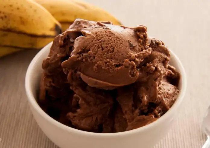 Πώς να κάνετε παγωτό σοκολάτας χωρίς ζάχαρη, μόνο με 2 υλικά