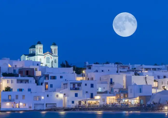 5 ελληνικά νησιά για να ζήσεις τη νυχτερινή ζωή στο έπακρο