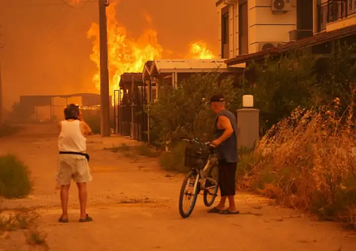 Τουρκία: Πάνω από 1.000 εστίες φωτίας στη χώρα – Φλέγονται Σμύρνη, Εσκί Σεχίρ και Προύσα