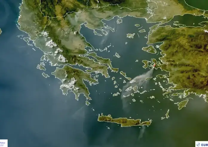 Σκέπασαν την Ελλάδα οι καπνοί από τις πυρκαγιές σε Χαλκιδική, Ιεράπετρα και Κύθηρα – Δορυφορική φωτογραφία