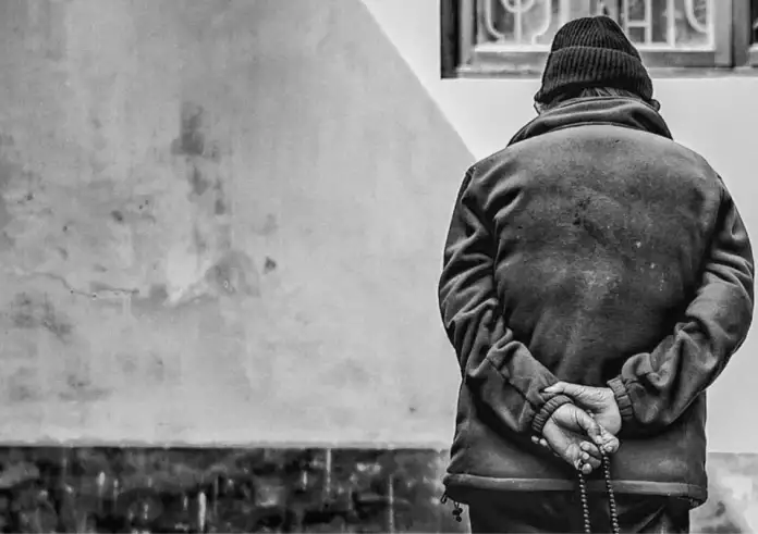 Περπάτημα με τα χέρια πίσω από την πλάτη: Τα 3 χαρακτηριστικά που έχεις σύμφωνα με τους ψυχολόγους