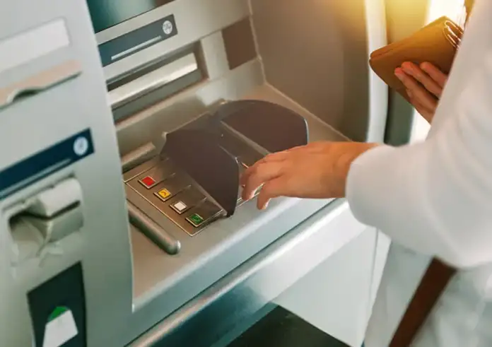 Γυναίκες παρακολουθούσαν ηλικιωμένες σε ΑΤΜ, τους έκλεβαν τις κάρτες και άδειαζαν τους λογαριασμούς τους