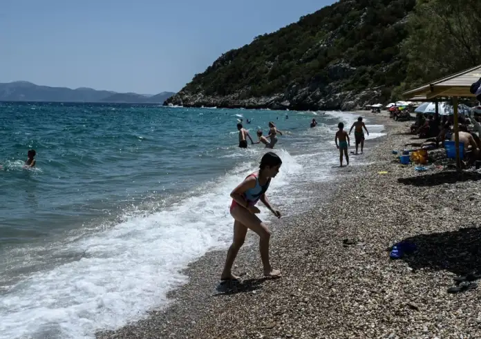 Αττική: Ποιες παραλίες είναι ακατάλληλες για κολύμβηση το 2025 – Κίνδυνος μικροβιακών μολύνσεων