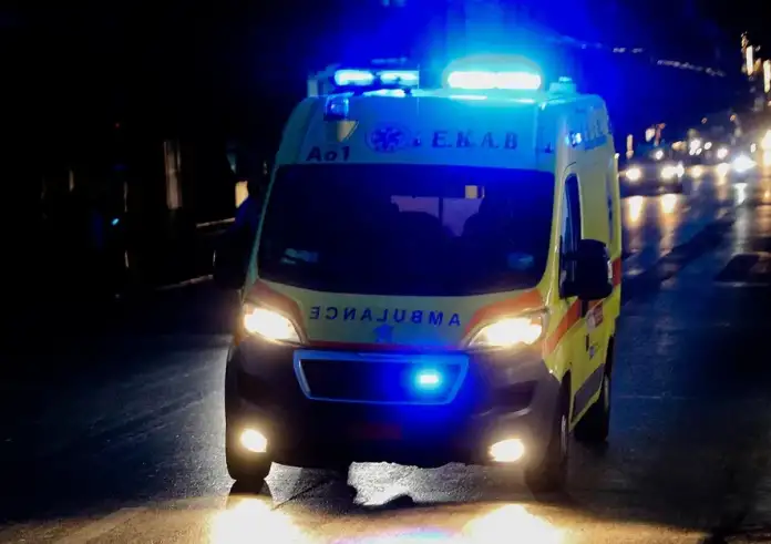 Νεκρός 48χρονος αστυνομικός σε τροχαίο στην Καλλιθέα – Η μηχανή του «καρφώθηκε» κάτω από σταθμευμένο φορτηγό