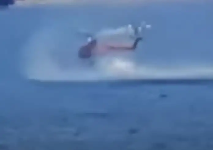 Ελευσίνα: Βίντεο ντοκουμέντο από την προσθαλάσσωση του πυροσβεστικού ελικοπτέρου