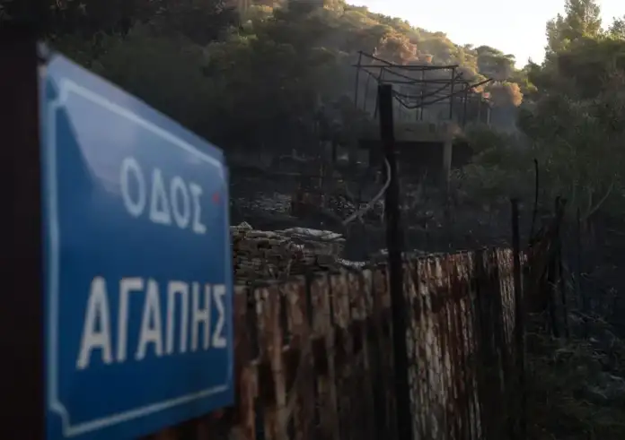 Σε ύφεση η φωτιά σε Πικέρμι, Ραφήνα και Σπάτα. Κάηκαν σπίτια
