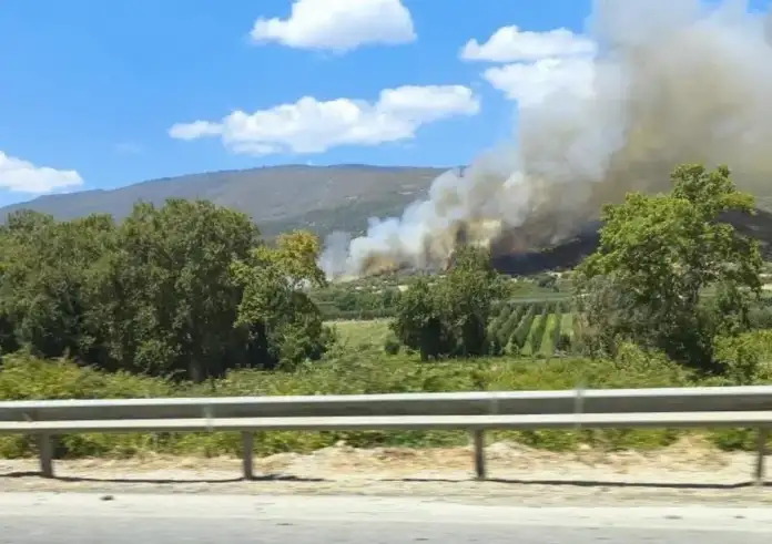 Φωτιά στην Αγιά Λάρισας – Επιχειρούν εναέρια μέσα στο Βαθύρεμα, ήχησε το 112