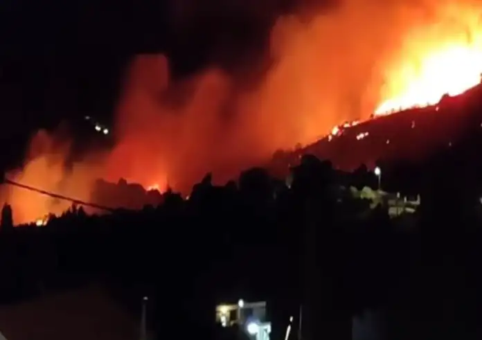 Δύσκολη νύχτα στην Κάρυστο: Μαίνεται ανεξέλεγκτη η φωτιά – Μια ανάσα από τα χωριά οι φλόγες