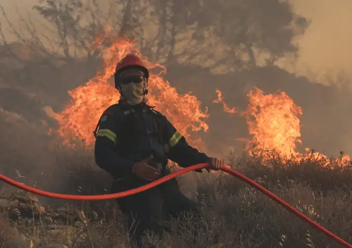 Ιεράπετρα: Συνεχείς αναζωπυρώσεις της φωτιάς – Τεράστιες οι ζημιές