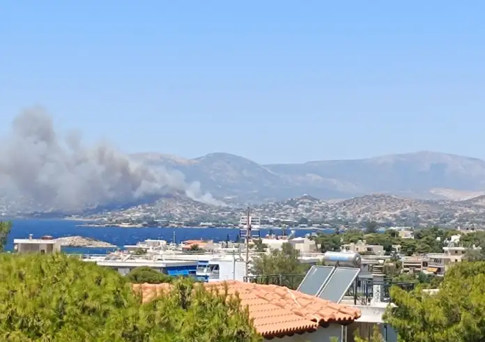 Φωτιά στο Κορωπί – Κοντά σε κατοικίες οι φλόγες, εκκενώνονται 3 περιοχές. Κυκλοφοριακές ρυθμίσεις