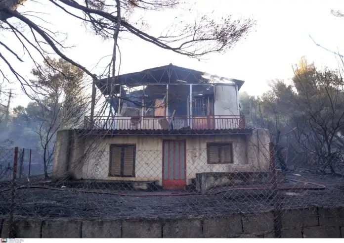 Σε ύφεση η φωτιά στην Ανατολική Αττική – Κάηκαν σπίτια και αυτοκίνητα, απεγκλωβίστηκαν πολίτες