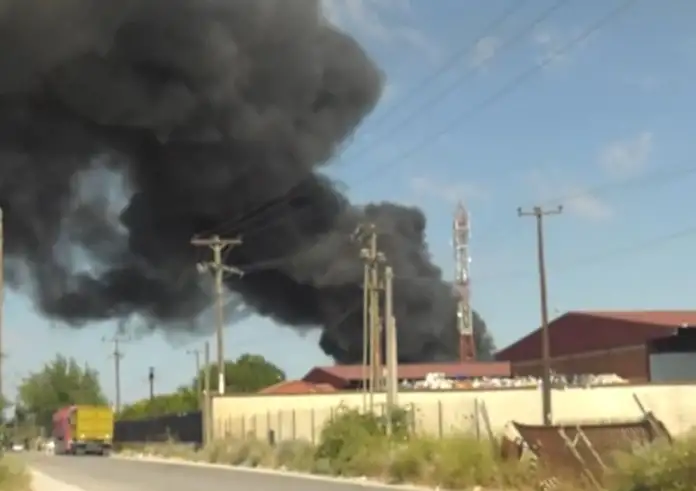 Φωτιά στη Σίνδο: Μήνυμα 112 για τοξικούς καπνούς – Καίγονται πλαστικά και χημικά
