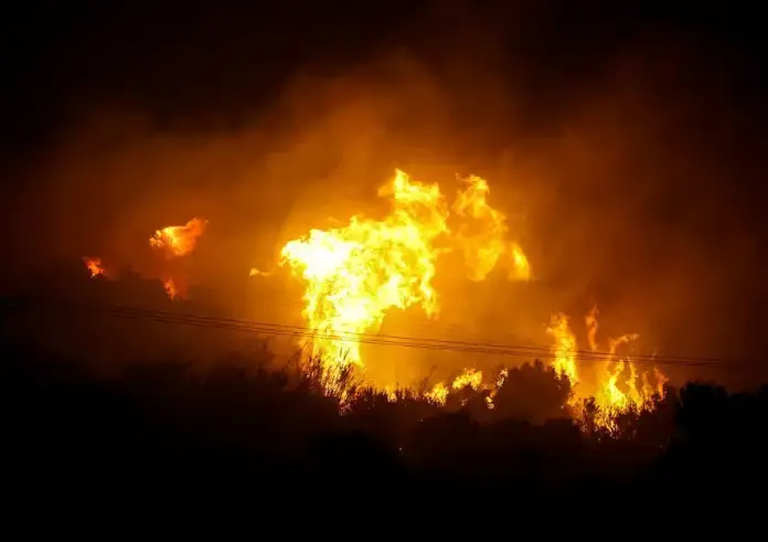 Κόλαση φωτιάς τη νύχτα στην Κάρυστο, οι φλόγες κύκλωσαν τον Λιμνιώνα – Καλύτερη η εικόνα το πρωί