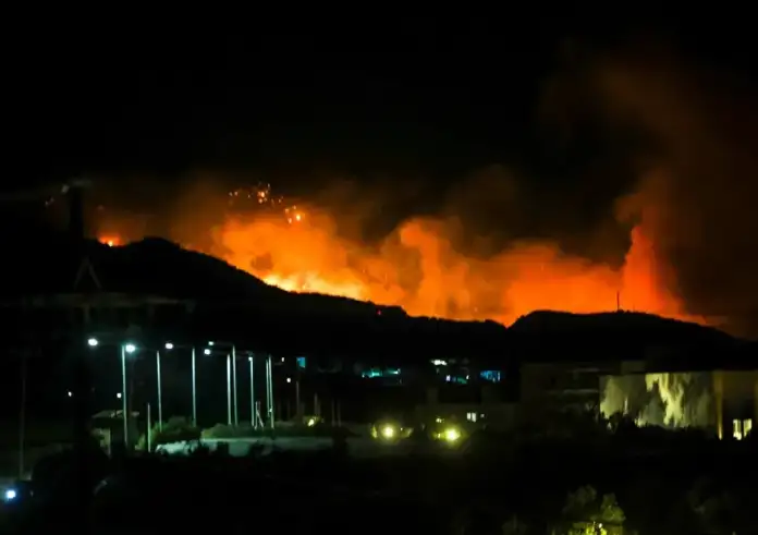 Ιεράπετρα: Ολονύχτια μάχη με τις φλόγες – Εκκενώθηκαν οικισμοί και ξενοδοχεία, κάηκαν σπίτια