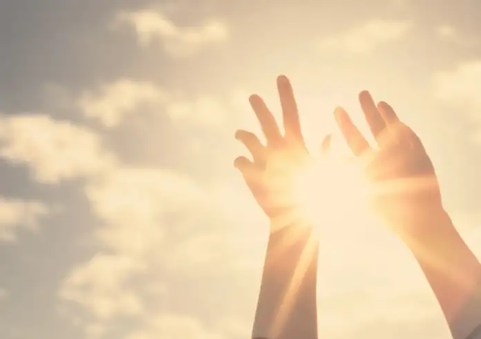 Πόση ώρα στον ήλιο αρκεί για να πάρουμε αρκετή βιταμίνη D – Τι λένε οι ειδικοί