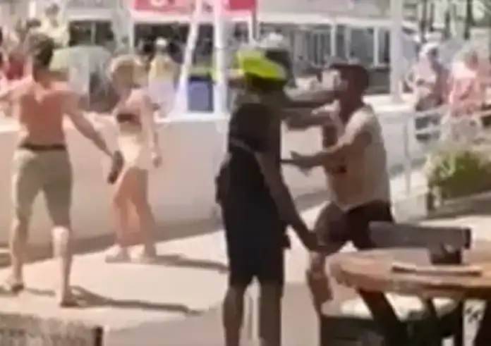 Ισπανία: Αστυνομικοί χαστουκίζουν και συλλαμβάνουν τουρίστες - Υπερασπίστηκαν μικροπωλητές