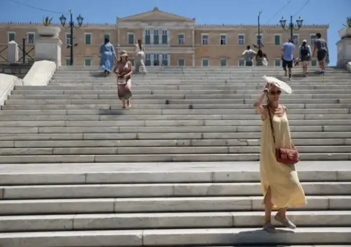 Δεύτερη μέρα καύσωνα: Πάνω από 40°C η θερμοκρασία, δεν πέφτει κάτω από 30°C τη νύχτα