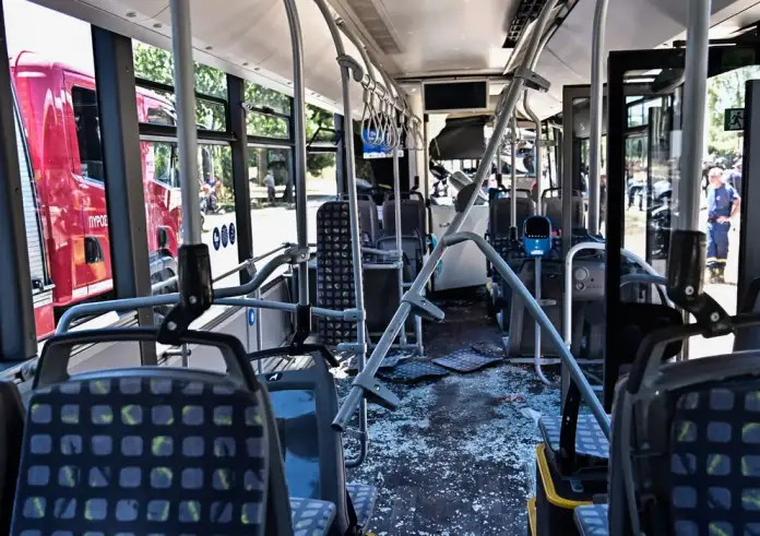 Βούλα: Σοβαρό τροχαίο με λεωφορεία - Στο χειρουργείο η πολυτραυματίας