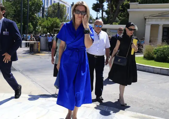 Η Καρυστιανού κατέθεσε τις 1,3 εκατ. υπογραφές για την κατάργηση της ασυλίας πολιτικών