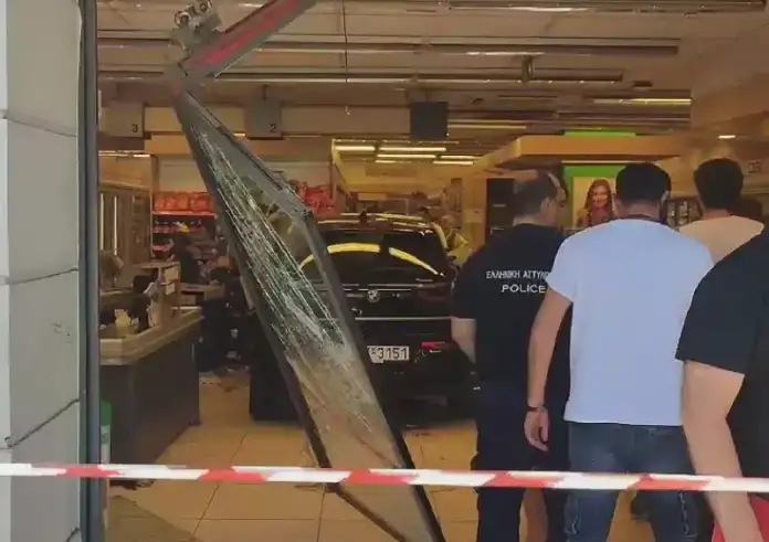 Νίκαια: Αυτοκίνητο έπεσε σε σούπερ μάρκετ στην Πέτρου Ράλλη – Τρεις τραυματίες
