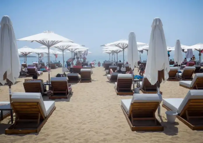 Πόσο κοστίζει το μπάνιο στις οργανωμένες παραλίες της Αττικής: Ξαπλώστρες από 5 έως 160 ευρώ