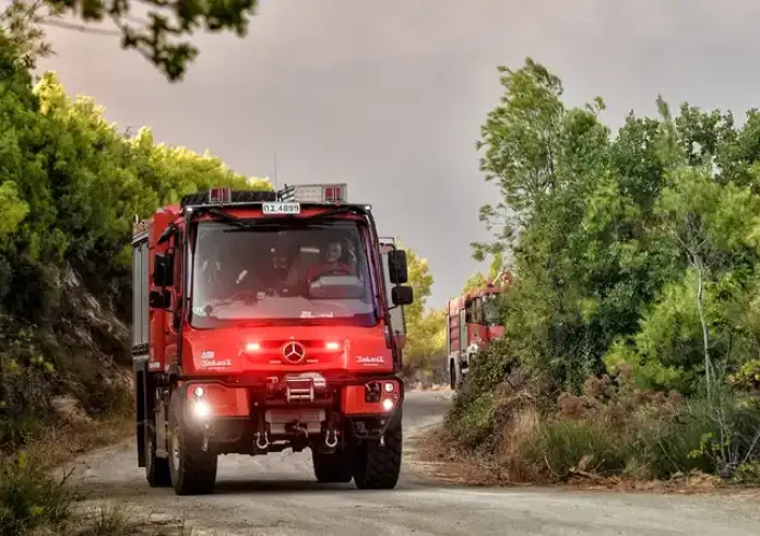 Υπό έλεγχο η φωτιά δίπλα από το Άλσος Βεΐκου στο Γαλάτσι