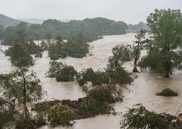 Τέξας: 51 νεκροί μετά τις ξαφνικές πλημμύρες – Αγωνία για 30 αγνοούμενα παιδιά