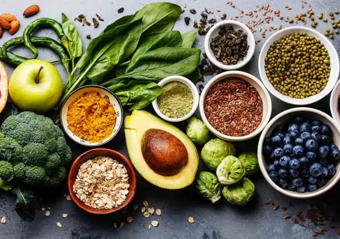 Συκώτι σε φόρμα: 11 τροφές που το καθαρίζουν φυσικά και ενισχύουν την αποτοξίνωση του οργανισμού