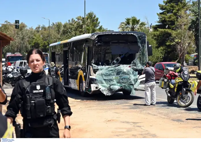 Βούλα: Συγκλονιστικές εικόνες από το σημείο του τροχαίου με τα 2 λεωφορεία – 32 τραυματίες
