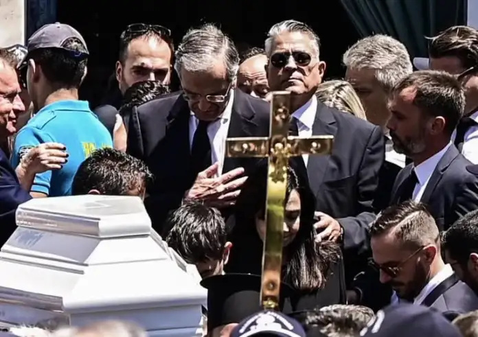 Βουβός θρήνος στην κηδεία της Λένας Σαμαρά – Συγκλονιστικός ο επικήδειος του πατέρα της