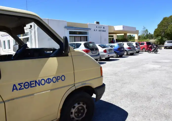 Αίγινα: 79χρονη ξεψύχησε περιμένοντας ασθενοφόρο – Έρευνα για τις ελλείψεις στο Κέντρο Υγείας