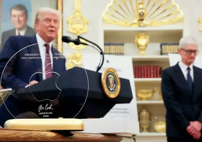 Τιμ Κουκ: Το πολυτελές δώρο του CEO της Apple στον Ντόναλντ Τραμπ