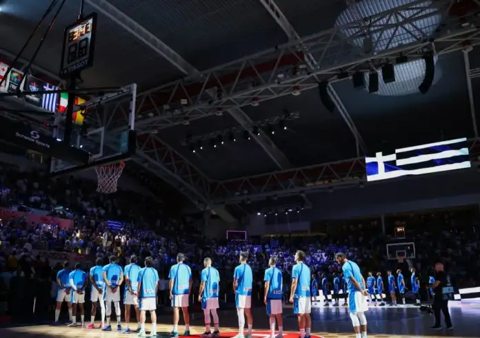 Ιστορικές στιγμές στο EuroBasket: Ο κοινός ύμνος Ελλάδας – Κύπρου συγκίνησε τη Λεμεσό