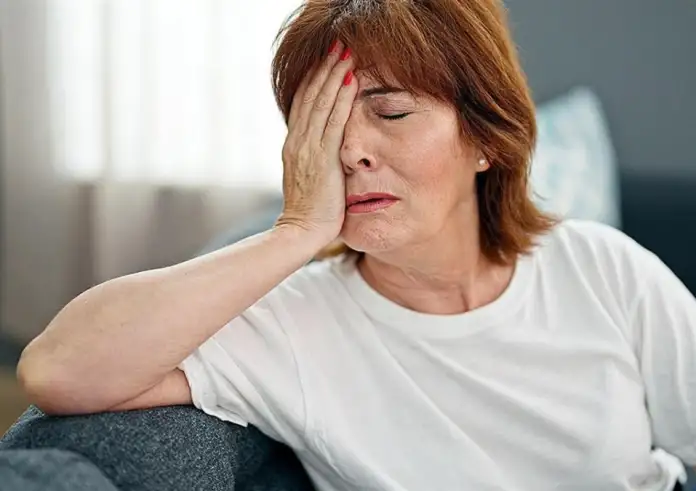 Πέντε σημάδια ότι πρέπει να επισκεφθείτε ενδοκρινολόγο – Τι αποκαλύπτει το σώμα σας για τις ορμόνες