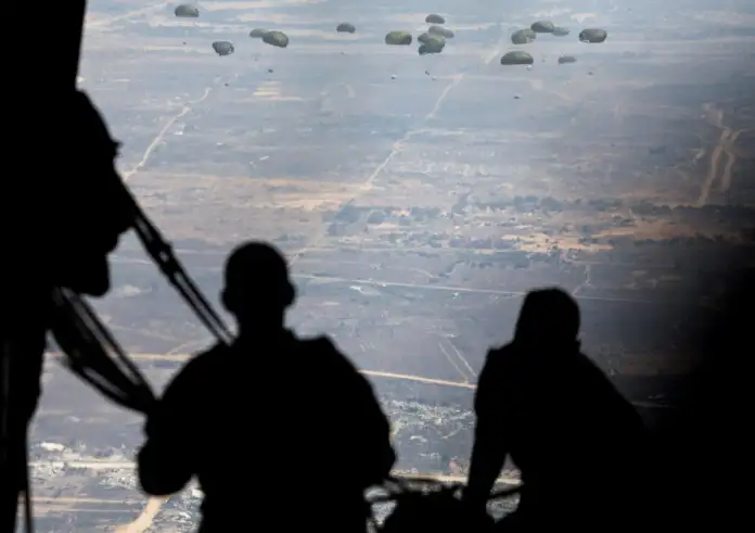 Γάζα: Ανθρωπιστική βοήθεια της Ελλάδας - Ελληνικά αεροσκάφη έριξαν 8,5 τόνους τροφίμων