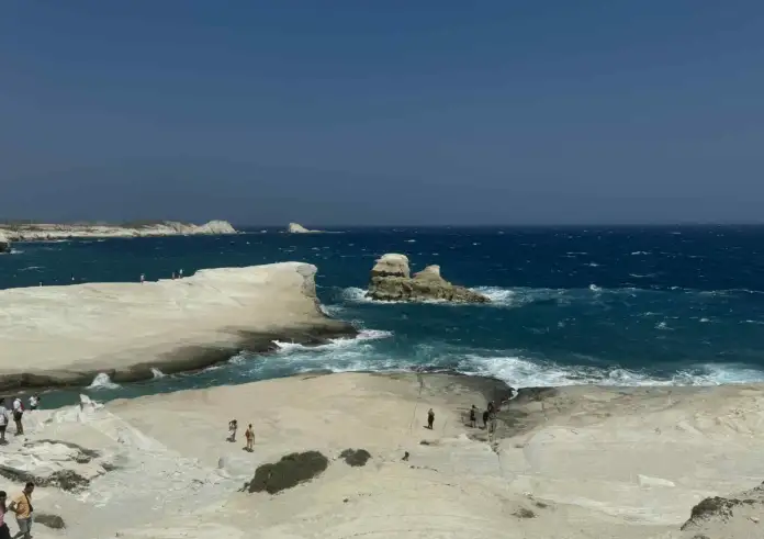 Τραγωδία στη Μήλο: Ζευγάρι τουριστών από το Βιετνάμ πνίγηκε στο Σαρακήνικο.  Πήγε να σώσει την σύντροφό του