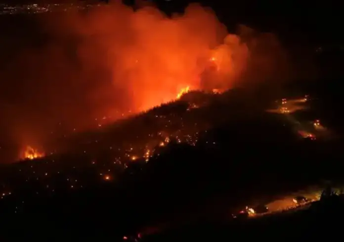 Πύρινη κόλαση στην Τσανάκαλε – 2.000 άνθρωποι απομακρύνθηκαν, σπίτια και οχήματα στις φλόγες