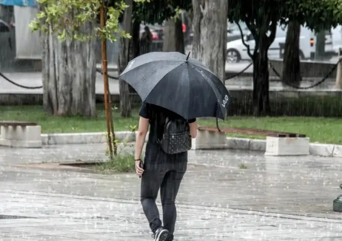 Αλλάζει ο καιρός από τη Δευτέρα: Βροχές, καταιγίδες και πιθανό χαλάζι