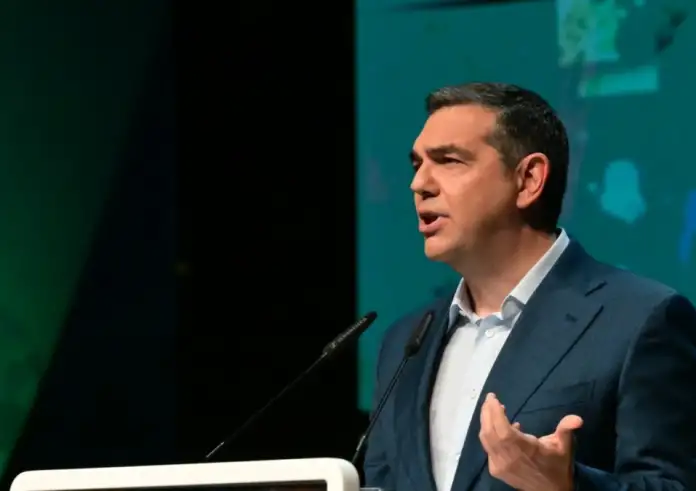 Τσίπρας στη Le Monde: Μου λείπει η ενεργός πολιτική και η επαφή με τους πολίτες