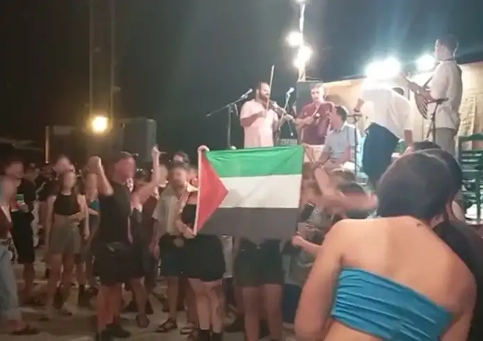 Αμοργός: Στον εισαγγελέα ο Ιάσονας Αποστολόπουλος για παλαιστινιακή σημαία σε πανηγύρι