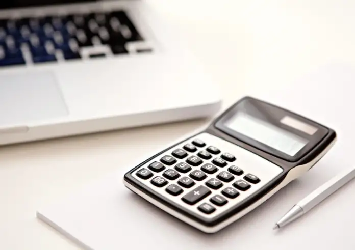 Βρετανία σε oικονομικό αδιέξοδο: Χρέος και «μαύρη τρύπα» 58 δισ. απειλούν κρίση