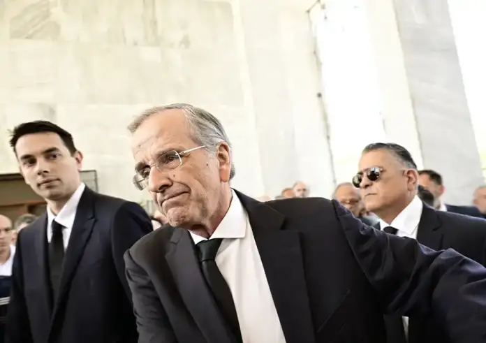 Βουβός θρήνος στο Α’ Νεκροταφείο – Το τελευταίο αντίο στη 34χρονη Λένα Σαμαρά  Σε κλίμα βαθιάς