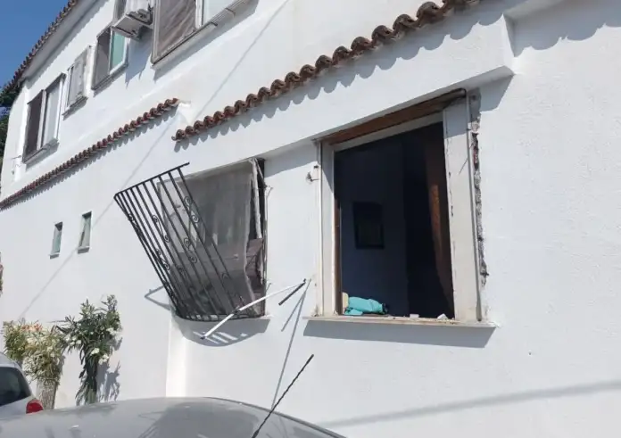 Έκρηξη φιάλης υγραερίου στην Ασπροβάλτα: Εξιτήριο για την 26χρονη – Στην εντατική ο 41χρονος με εγκαύματα στο 40% του σώματος