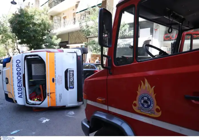 Γουδή: Ανατροπή ασθενοφόρου – Νεκρός ο ασθενής που μετέφερε