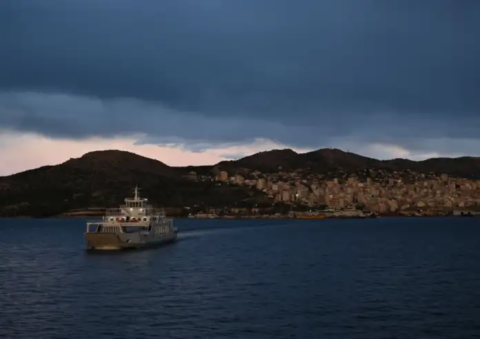 Αποκολλήθηκε το φέρι μποτ που προσάραξε στα Στύρα – Σοβαρές ζημιές, στον ανακριτή ο καπετάνιος