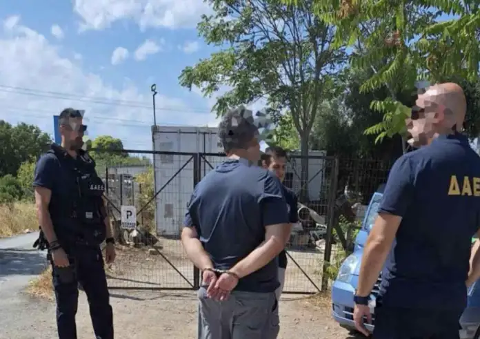 Παλλήνη: Χειροπέδες σε δημοτικό υπάλληλο για 4 εμπρησμούς – Σε ξηρά χόρτα έβαζε φωτιά