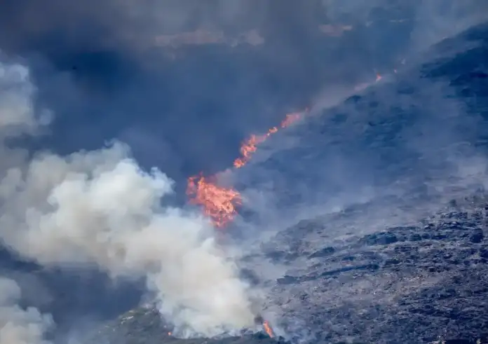 Συναγερμός στην Κεφαλονιά: Δύο φωτιές σε Καραβάδο και Περατάτα – Μήνυμα 112 για εκκένωση