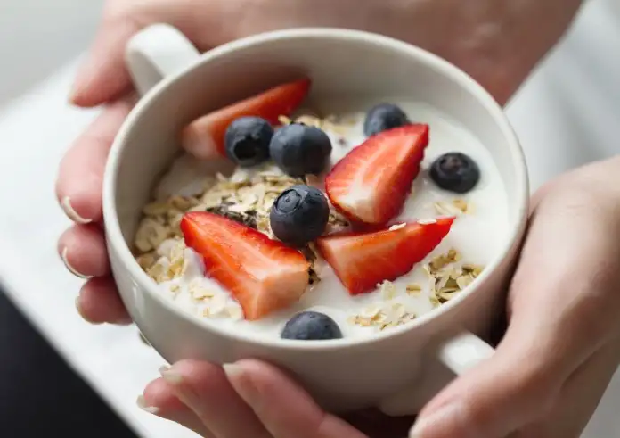 Γιαούρτι: Το σνακ-έκπληξη που χορταίνει πιο πολύ από μια μπάρα πρωτεΐνης