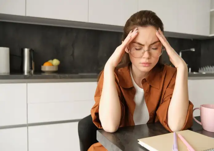 Συναισθηματική εξάντληση: 7 σημάδια και πρακτικοί τρόποι για να ανακτήσεις την ενέργεια και τη διάθεσή σου